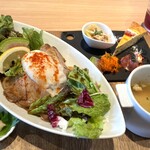 Healthy Kitchen SMiLeY - ローストポーク丼とデリプレート¥1500税込(2025/5月時点)