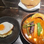 ラマイ - ライスS　目玉焼き　チキンカレー　辛さ3 スープ大盛り