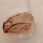 RESTAURANT DAZZLE - 三陸産オイスターの瞬間スモーク　アヒージョオイル仕立て￥６５０