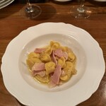 ジロトンド - 4皿目
      カッペッレッティ ディ リコッタ　コンプロシュット コット。