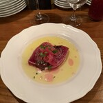 ジロトンド - 1皿目
      千葉県勝浦産初カツオのスコッタータ。