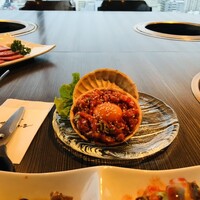 焼肉コギチャン - ユッケ  器はモナカ