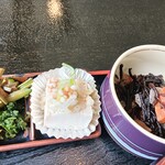 お食事処 吾妻屋 - セットの漬け物、煮物