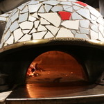 Pizzeria Terzo Okei - お客さんとタイルを貼ったこだわりの薪窯