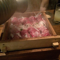 ダイナミックキッチン＆バー 燦 大阪店 - お肉が美味しくなる魔法をかけているところ