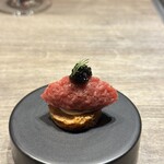 USHIGORO S. - 和牛燻製タルタル　キャビア　ブルーチーズ