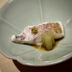 温石 - 蒸し物は、赤むつ。
      脂乗りがしっかりしているので、ぽん酢のようなソースでさっぱりいただきます。