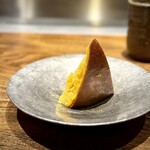 温石 - たけのこの穂先のような、「たけのこカステラ」。
      蜂蜜の優しい甘さと、火入れのグラデーション。これはホッとする締め括りですね♪