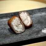 温石 - 定番アイテムと言ってもいい、太刀魚の蓮根包み揚げ♪
      相変わらず、水分量の多い太刀魚ならではのフワッとした美味しさが嬉しい。