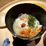 温石 - 冷汁。
      桜海老はこの数日後には禁漁ですから、ギリですね。ラッキー♪(^^) 
      終わりかけなので香りは弱いですが、その分、素揚げで香ばしさが心地いい。
      アクセントの梅も存在感があって、これは美味しい！