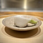 温石 - お口直しの蕪。
      時間を掛けた炭焼きで、素晴らしい瑞々しさ！