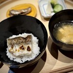 温石 - 炭火焼きにしたカマス。
      ほぐして、混ぜ混ぜしながらいただきます。
      奥にいる鰯の佃煮は、４時間コトコト炊いた逸品。