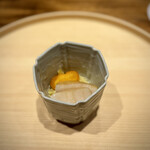 温石 - ホワイトアスパラのお浸し・平貝・唐墨。
      アスパラの優しいお出汁に、唐墨の旨みを加えながらいただきます。
      立派な平貝は、表面だけ炙った半生が美味しい。