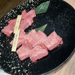 焼肉六角 - 上タン(1500円)(税込)と厚切りタン(1870円)(税込)を食べ比べ　僕は厚切りタンが好みです。