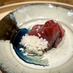 温石 - お造りのもう一品は、鰹ちゃん。
      モチ鰹ではないとのことですが、振り返ってみれば、温石さんで鰹をいただいたのは、実に２年以上ぶり！
      弾力というよりは、ねっとり感を楽しめますね♪