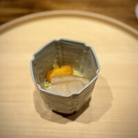 温石 - ホワイトアスパラのお浸し・平貝・唐墨。
                    アスパラの優しいお出汁に、唐墨の旨みを加えながらいただきます。
                    立派な平貝は、表面だけ炙った半生が美味しい。