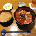 よし丸 - サーモンいくら丼　990円