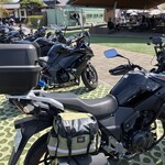 ミート工房かわば - 日曜なので駐車場もバイク置き場もいっぱい