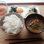 トーコーキッチン - ベーコンエッグ 副菜二品　豚汁 ご飯