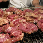 聚福楼 - 食べても減らない肉。もはや網の上は肉の海と化しています。皆やや義務感で口に運んでおります。