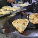 ONSEN食堂 - 目の前でナンを焼いてます
