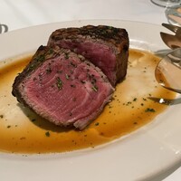 Morton's The Steakhouse 丸の内 - メインのお肉。赤みの柔らかい部位をチョイス。別途別皿ソースにトリュフバターを選びました。絶品！