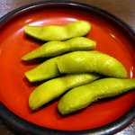 炭焼うな富士 - ビールには枝豆がサービスで付いていました。６個入っていますね。