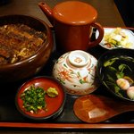 炭焼うな富士 - では、お櫃と肝吸のフタを取ってみましょう。美味しそう。鰻の香りがたまりませんよ。