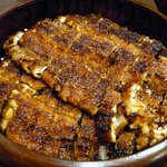 炭焼うな富士 - 上ひつまぶしです。通常のひつまぶしの１．６～１．７倍ほど入っているそうです。ご飯が見えないぐらい鰻がビッシリ入っていますよ。これは鰻が堪能できそうですね。
