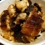 炭焼うな富士 - 上ひつまぶしなので鰻を沢山入れてもまだまだありますよ。ご飯よりも鰻の方が多いぐらいです。やっぱり上にして良かったです。