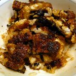 炭焼うな富士 - では、食べてみましょう。鰻ですが外はカリカリで中はふぁふぁでとっても香ばしいです。これはたまりませんよ。一言で言うと絶品です。