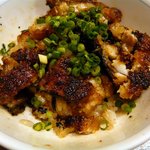 炭焼うな富士 - ２杯目は薬味を乗せて食べます。ここの薬味はネギとわさびとなります。薬味でよくあるのはネギ、海苔、わさび、三つ葉などがあります。