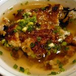 炭焼うな富士 - はい。これで完成です。ちょうど出汁を入れた状態です。薄っすらと出汁の色が出ている状態ですね。