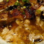 炭焼うな富士 - 少しかき混ぜます。すると鰻のタレが出汁と絡まっていくんですよ。炭火で外はカリカリに焼いているのでこんな感じになります。これで出汁に鰻のエキスがミックスされて味わい深い出汁に変身するんですよね。