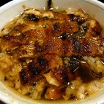 炭焼うな富士 - ちょうどこんな感じが最高の状態です。これを箸でサクサクと口に運んでお茶漬けを食べるように食していきます。鰻茶漬けですよね。これは最高の料理ですよ。