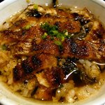 炭焼うな富士 - おっと、薬味を入れるのを忘れていました。いただきます～。って、これを食べてもまだ余っていますよ。上ひつまぶしは食べ応えがあります。
