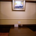 炭焼うな富士 - 入口から入って右手の真ん中の席です。各テーブル席は目隠し板で仕切られているので落ち着いて食事ができますよ。