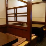 炭焼うな富士 - 入口から入って右手の入口に一番近い席です。ここも同じように４人席です。左側は４人席のテーブル席が３つあります。