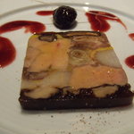 銀座 シェ・トモ - 「マーブル仕立てにプレスされたフォワグラ　冬枯椎茸　里芋　豚耳のテリーヌ　プラムの赤ワインコンポート添え」　