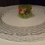 銀座 シェ・トモ - タスマニア産サーモンのマリネと車海老の自家製スモーク　サラダのカクテル仕立て　抹茶風味のゼリー添え