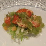 銀座 シェ・トモ - タスマニア産サーモンのマリネと車海老の自家製スモーク　サラダのカクテル仕立て　抹茶風味のゼリー添え