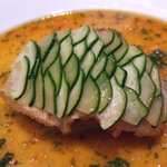 銀座 シェ・トモ - 産地直送　地魚のソテー　ズッキーニの鱗仕立て　サフラン風味のマリニエールソース