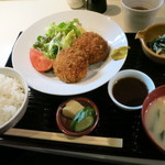 青山きいろ - ［ランチ］メンチカツ1000円。大きいメンチが２個ついています。味噌汁ご飯はおかわり無料。