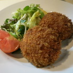 青山きいろ - ［ランチ］メンチは玉ねぎ多めのさっぱりタイプ。肉肉しさは控えめなので女性でも軽くいけます。