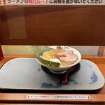 ラーメン凪 - 下段のレーンで地を這って登場❗️