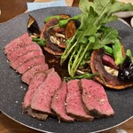 ビストロモナミ - 岩塩とソースで頂く柔らかいローストビーフ