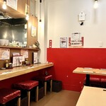 中華マオ - 店舗内観　　　　　　　　　　　　　　　　　　　　　　　　　　　カウンター3席＋テーブル2席＋4席の最大9人