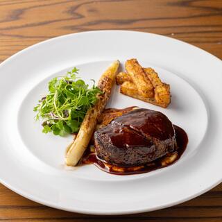 薪火で焼き上げる自慢のグリル料理と自社熟成エイジングビーフ