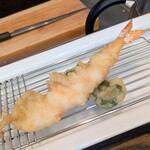 旬彩 天ぷら 心来(しんら） - 海老、よもぎ麩。