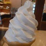 Nihonzaka Pa-Kingu Eria (Kudari) Shoppingu Ko-Na- - 丹那牛乳ソフトクリーム　340円